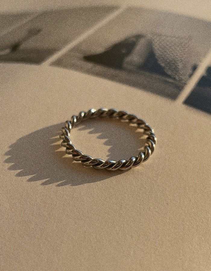 ASCLO(エジュクロ)の「ASCLO Twist Thread Ring(Accessories)」