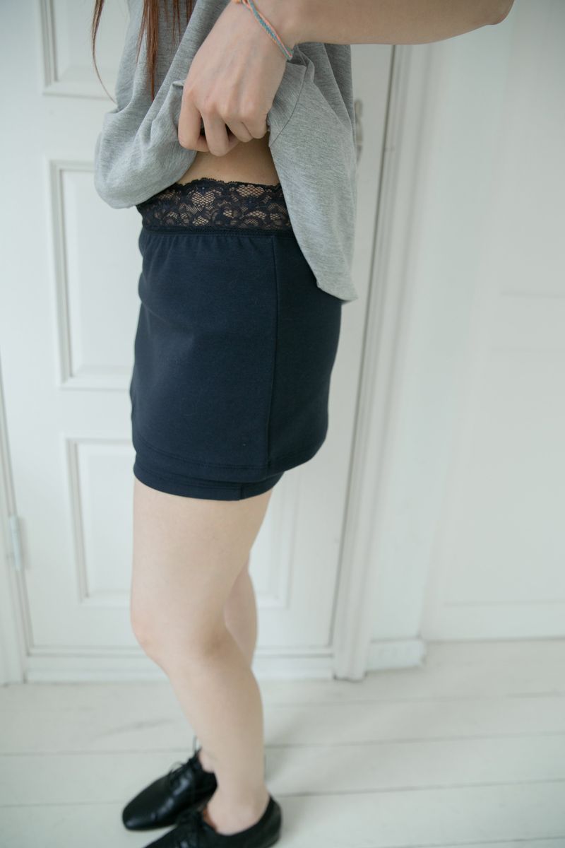 omoosoohy（オムスヒ）の「lace short pants skirt(2colors)（Pants）」