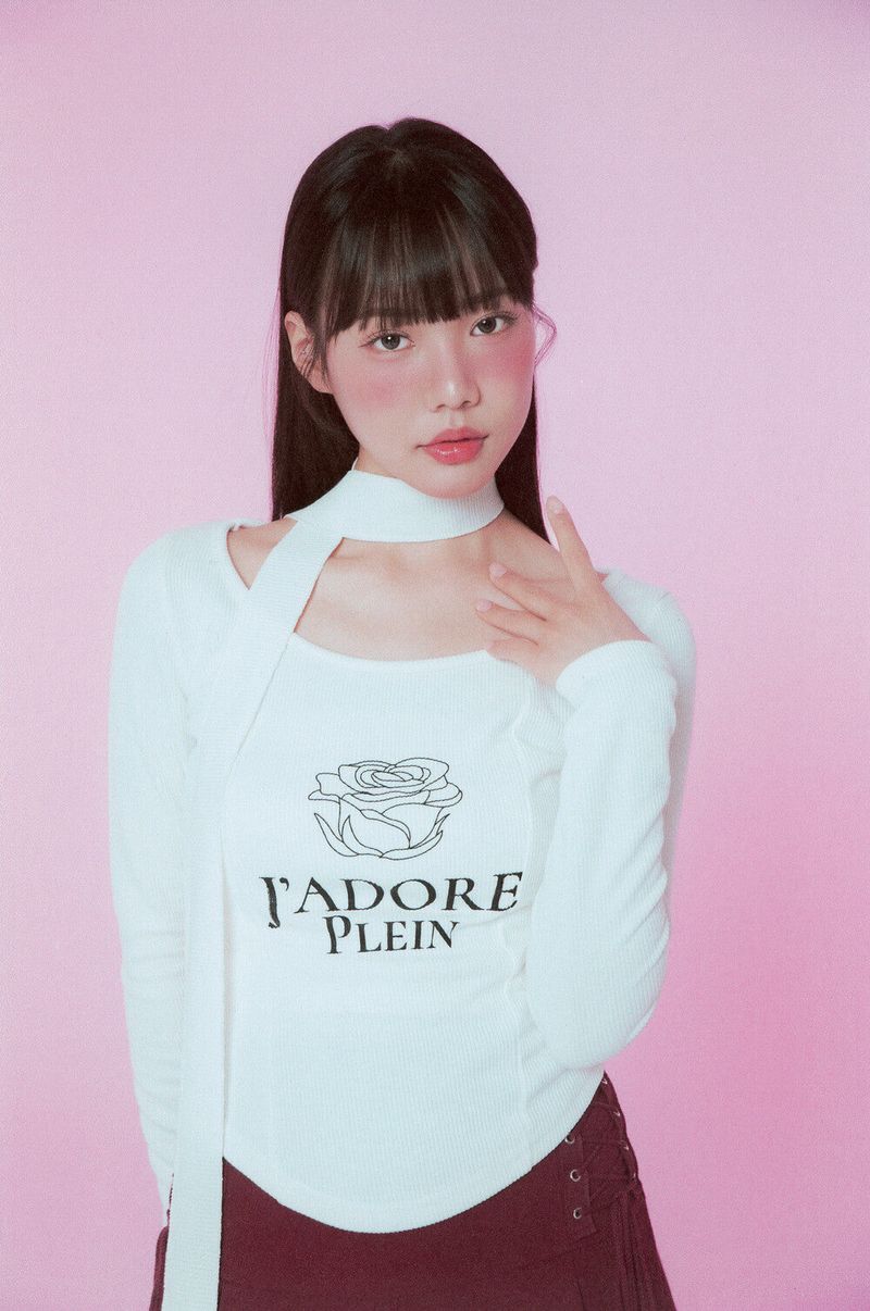 Teddy’s Love（テディスラブ）の「J'adore Plein スカーフTシャツ (アイボリー)（トップス）」