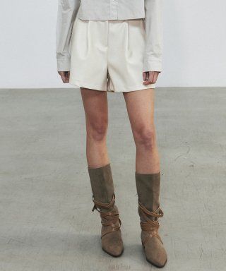 GLOSSY LEATHER BANDING SHORTS_CREAM