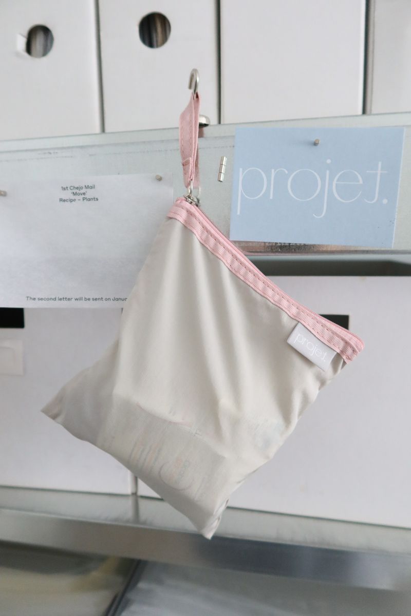 projet（プロジェ）の「フラットポーチ（ピンクグレー）（スマホグッズ/小物）」