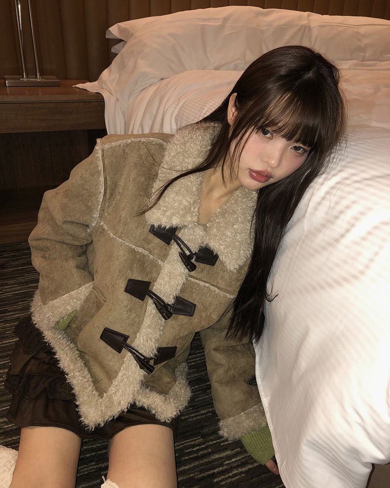 WONDER WONDER（ワンダーワンダー）の「Semin Toggle Sherpa Fur Mustang Midi Jacket（Jackets/Outerwear）」