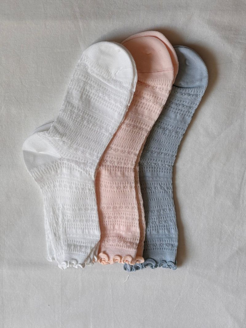 PINK PINEAPPLE（ピンクパイナップル）の「[3PCS 1SET] SERENE PETAL LACE SOCKS（Fashion Accessories）」