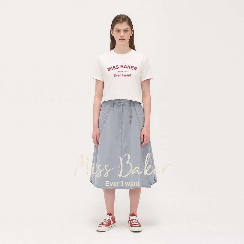Miss Baker（ミスベイカー）の「アーチロゴチェーンニードルTシャツ ホワイト（トップス）」