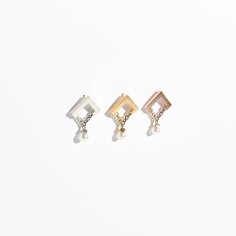 BONAFIDE JEWELRY(ボナファイドジュエリー)の「Pearl Chain Stud Earrings(Accessories)」