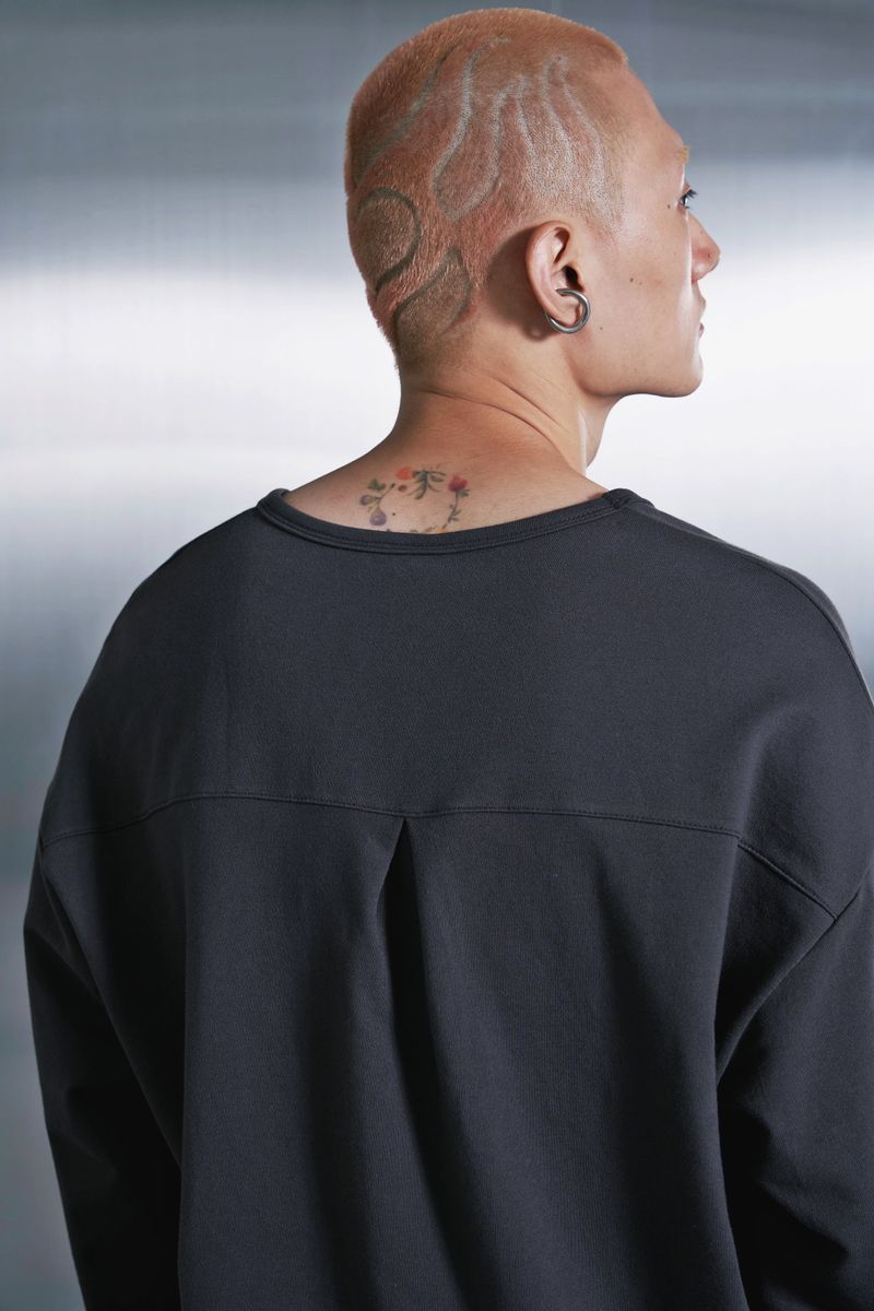 ESSENTIAL PLEAT U-NECK TEE (Charcoal)