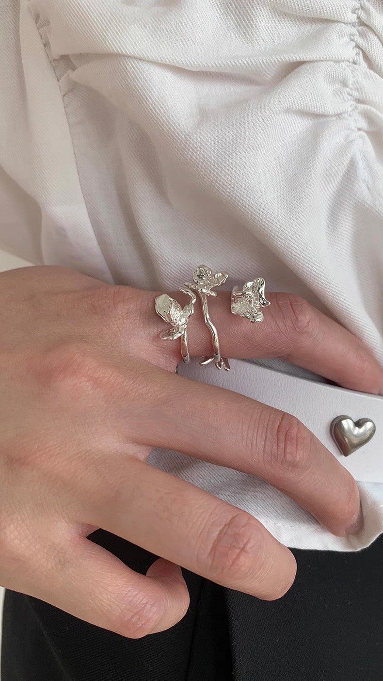 Three flower silver line ring