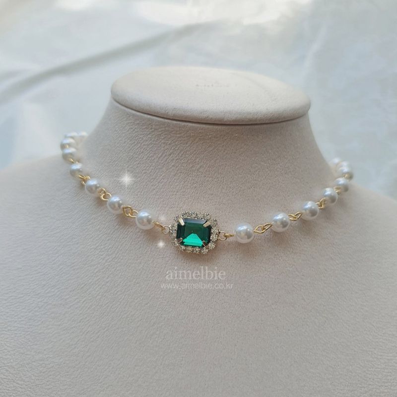 Emerald Square Pearl Choker Necklace