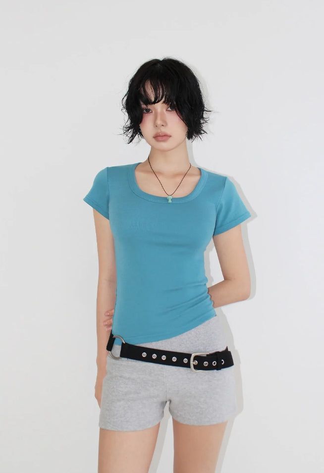 AAKE(アケ)の「CURVED ROUND TEE(Tops)」