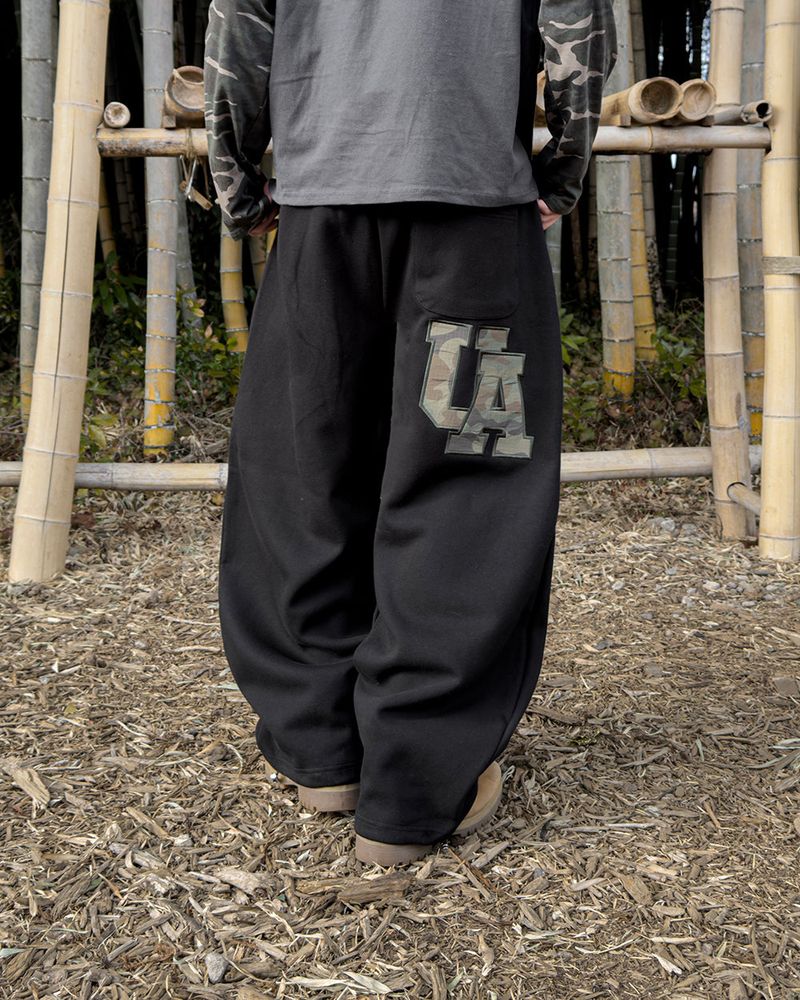 UA カモパッチワイドスウェットパンツ