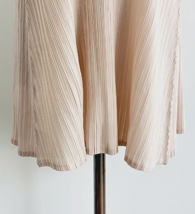 Loel Cut Line Pleated Cap Sleeve Blouse