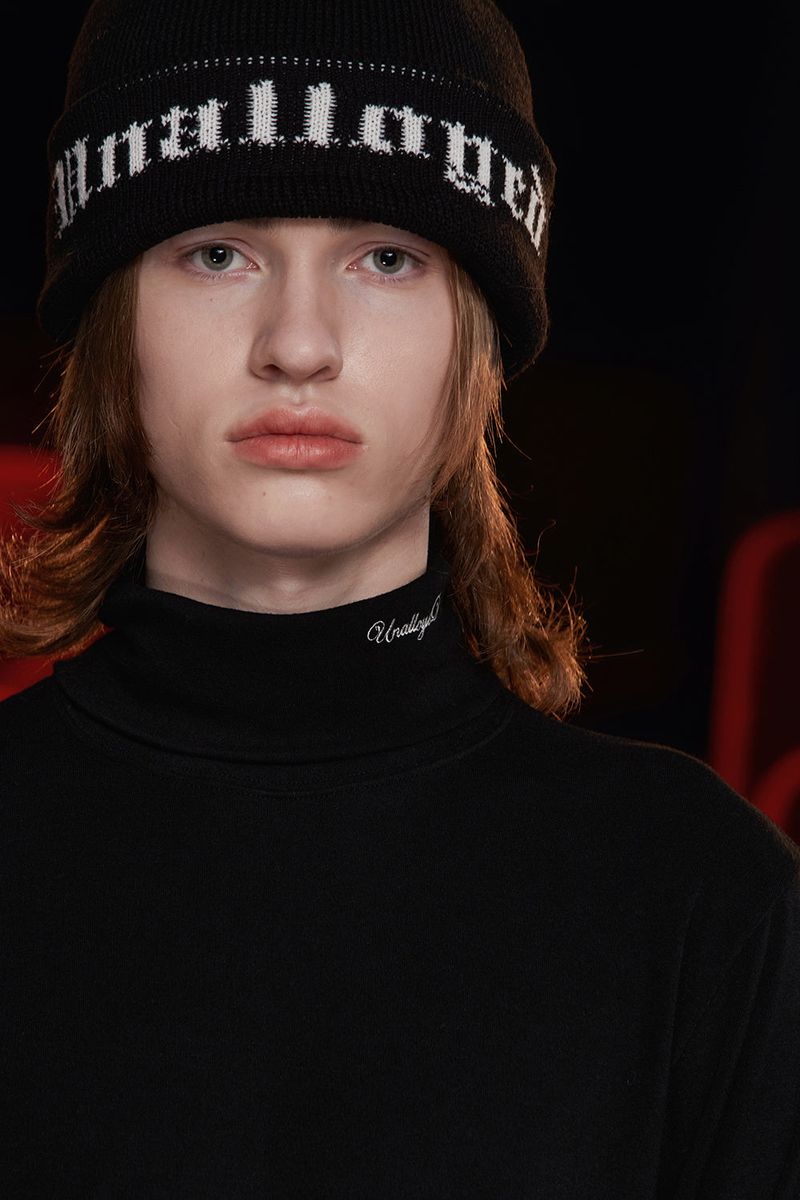 GOTHIC LOGO BEANIE / BLACK