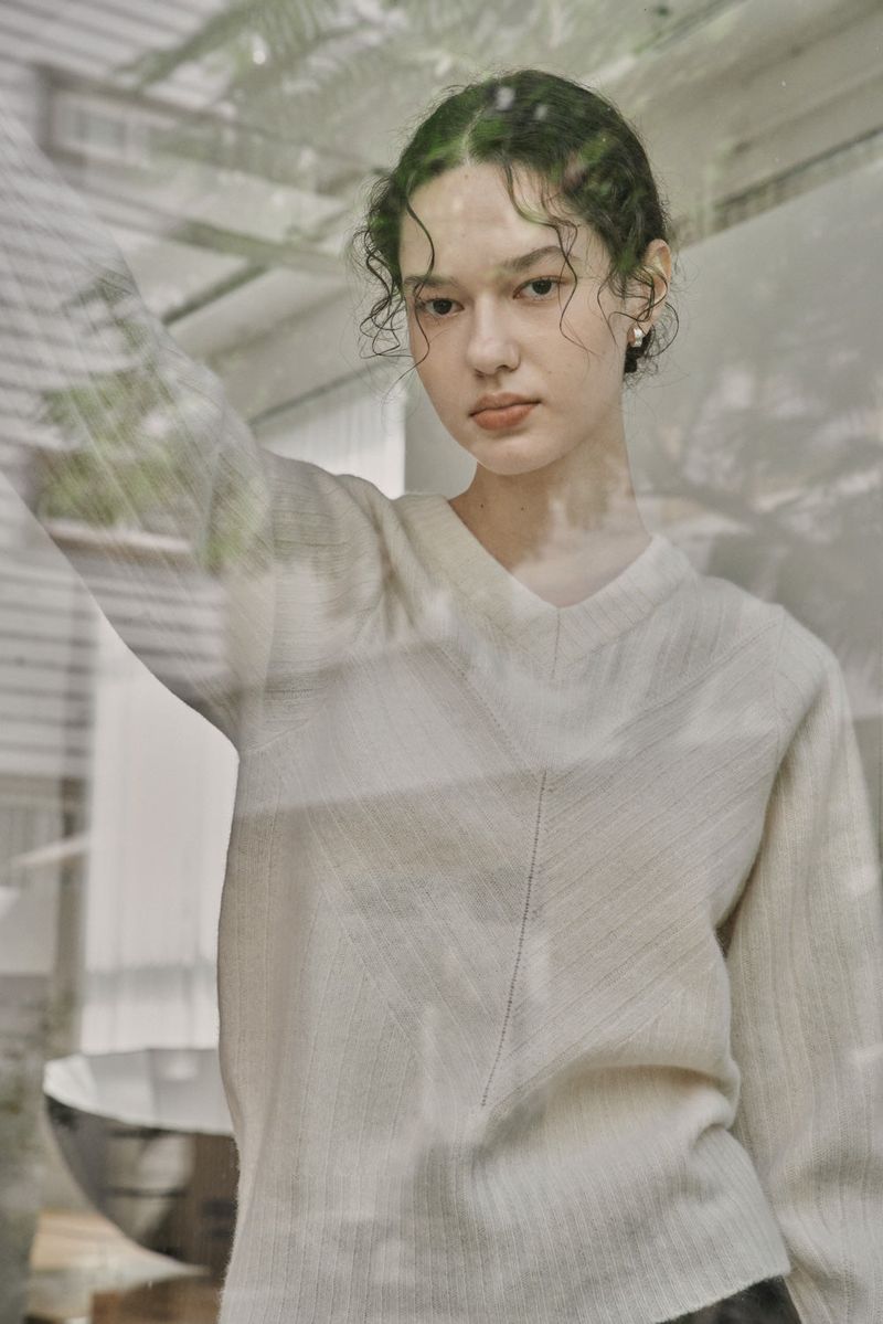 RIBBED V-KNIT TOP_IVORY