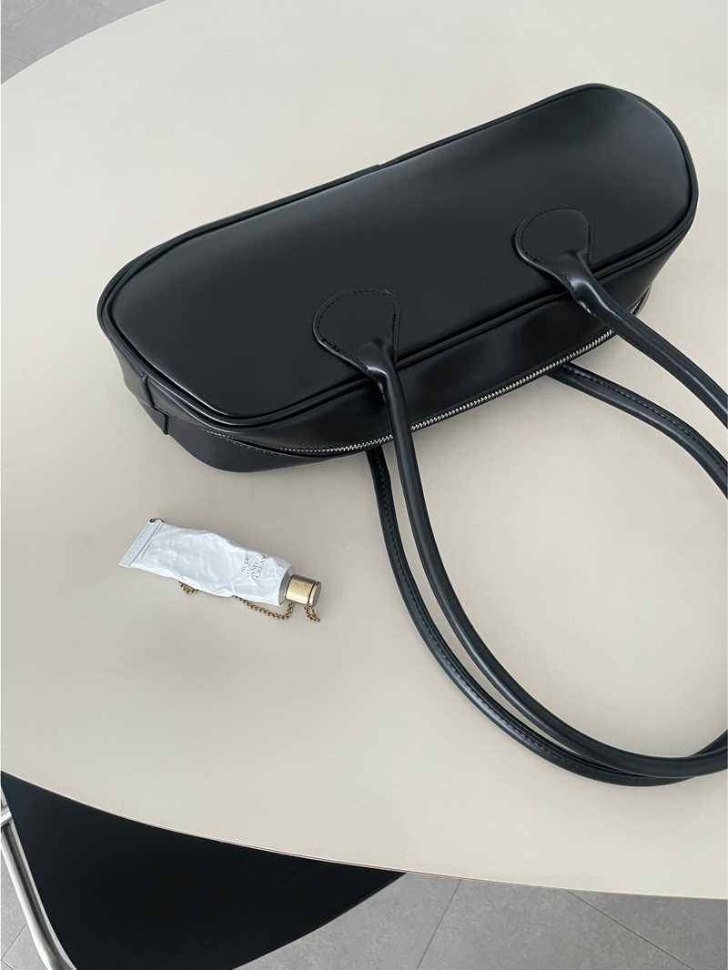 baguette shoulder bag
