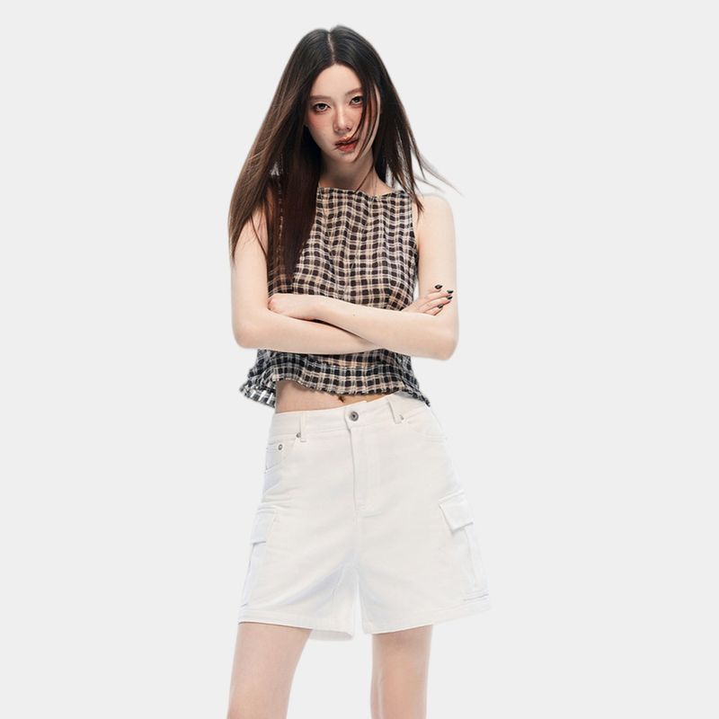 La mode MAQI（ラ モード マキ）の「ミッドライズ ホワイト カーゴ ワイドレッグ バミューダ ショーツ（パンツ）」