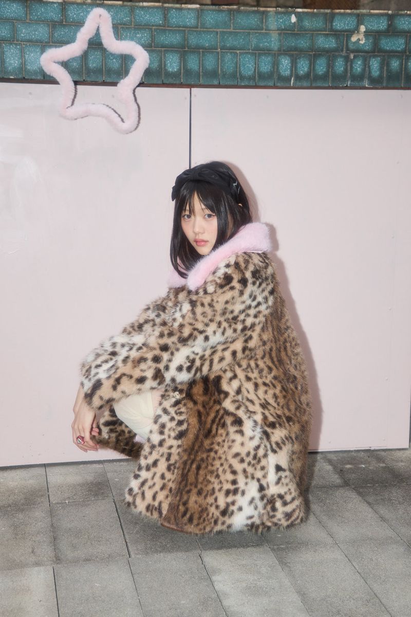 SHAKIRI(シャキリ)の「BIG COLLAR POMPOM FUR COAT (LEOPARD)(Jackets/Outerwear)」