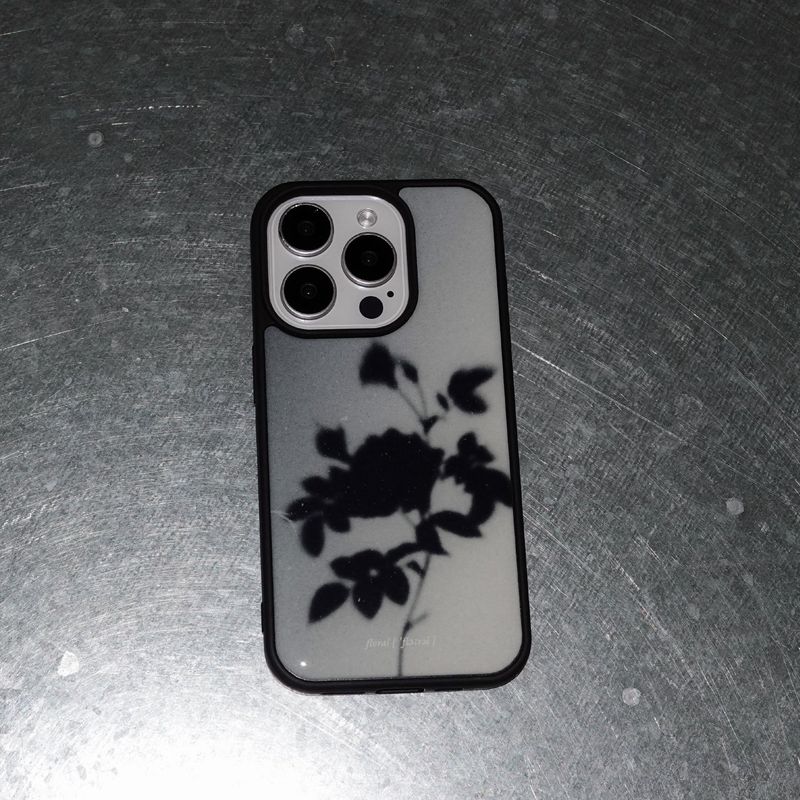 nullbieve（ヌルビーブ）の「ブラックフラワーエポキシケース. 002（スマホグッズ/小物）」