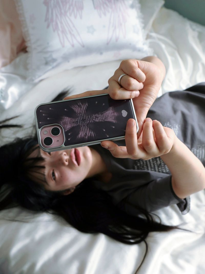 atta（アッタ）の「LFHホリーグリッチ(Silver Epoxy / Grape) フォンケース（スマホグッズ/小物）」