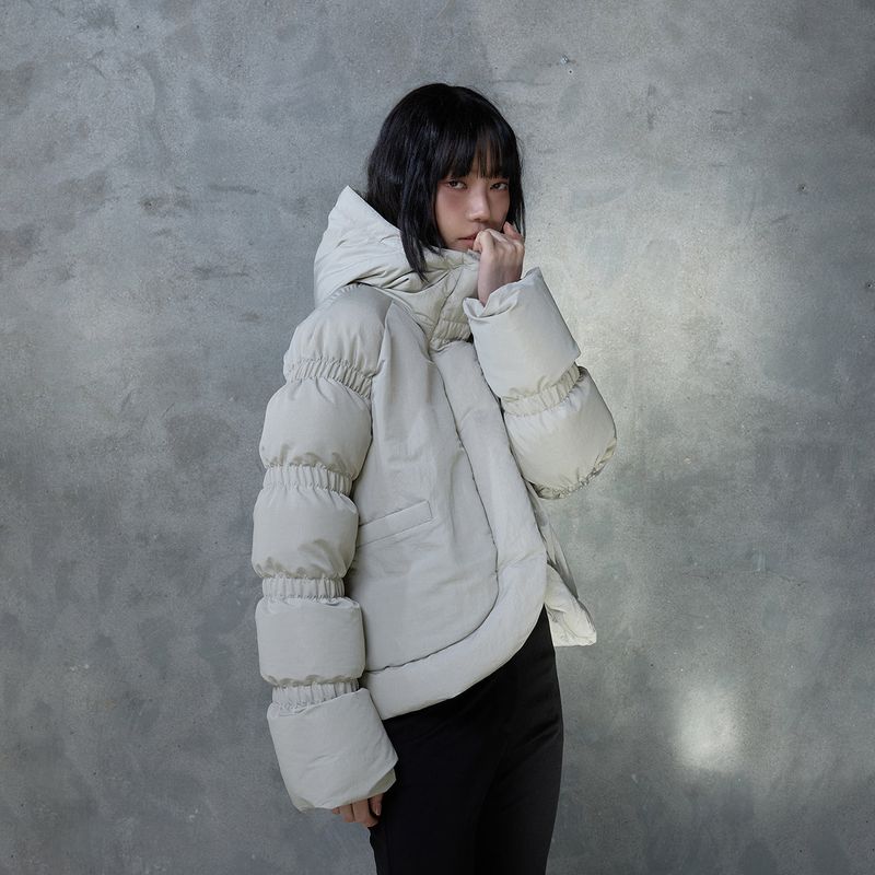 BANDED SLEEVE CURVE PUFFER