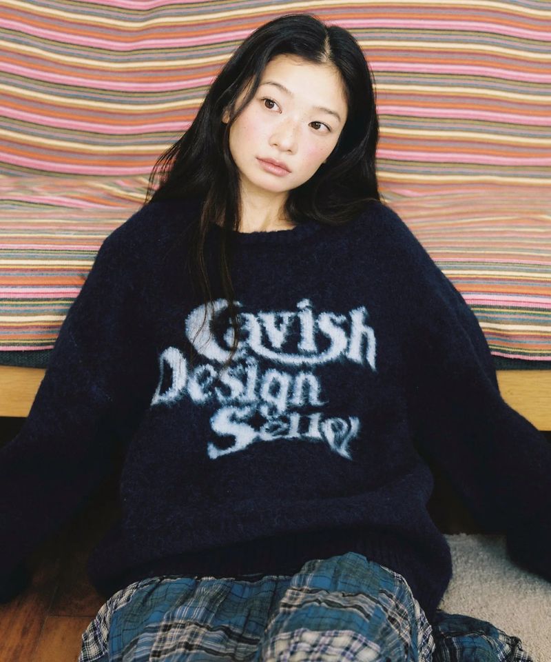cavish（カビシ）の「ブラッシュドセラーロゴニットクルーネック ネイビー(CV2DFUK600A)（トップス）」