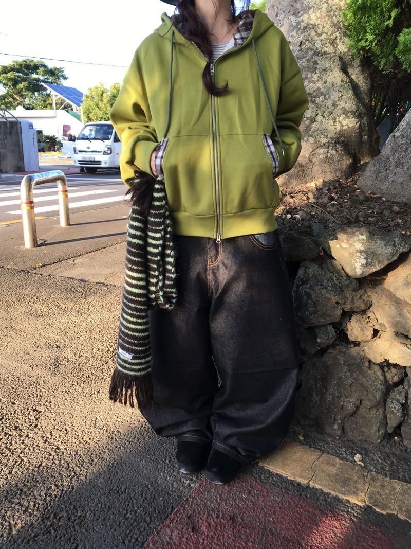 maru check zip-up