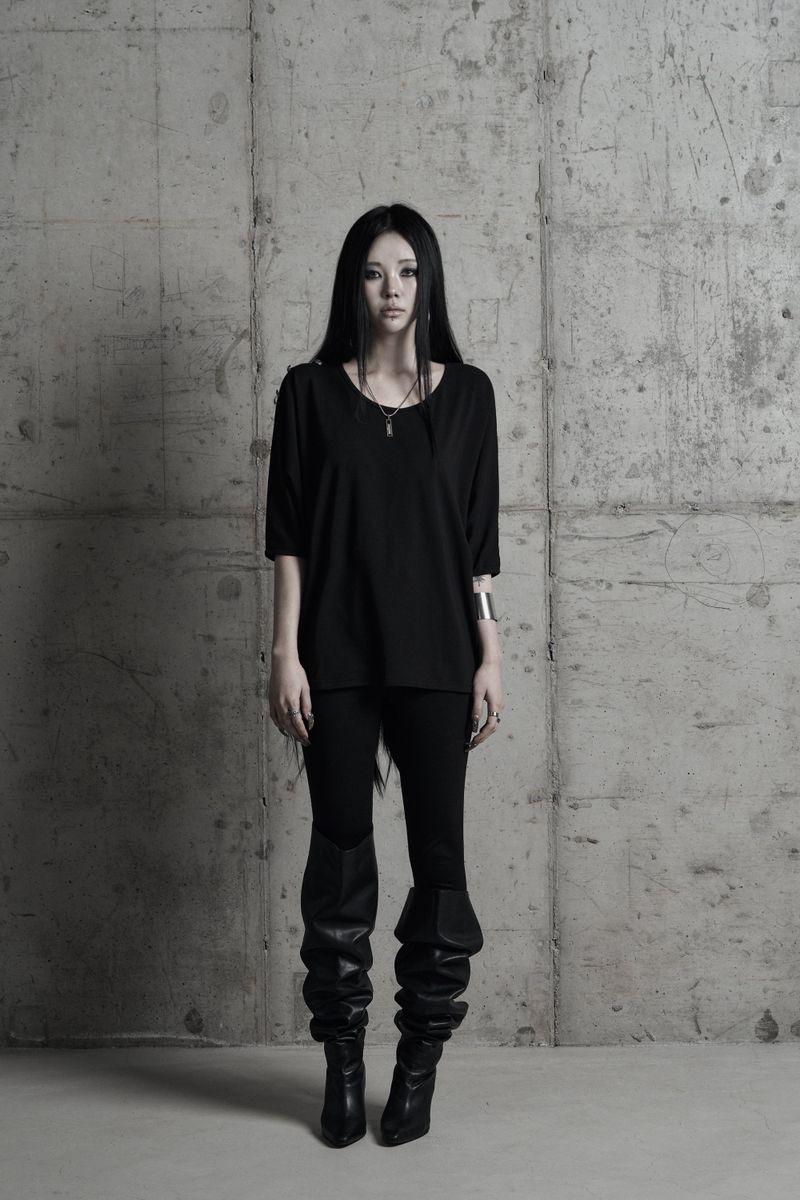 [label] metal button loose drape top BLACK