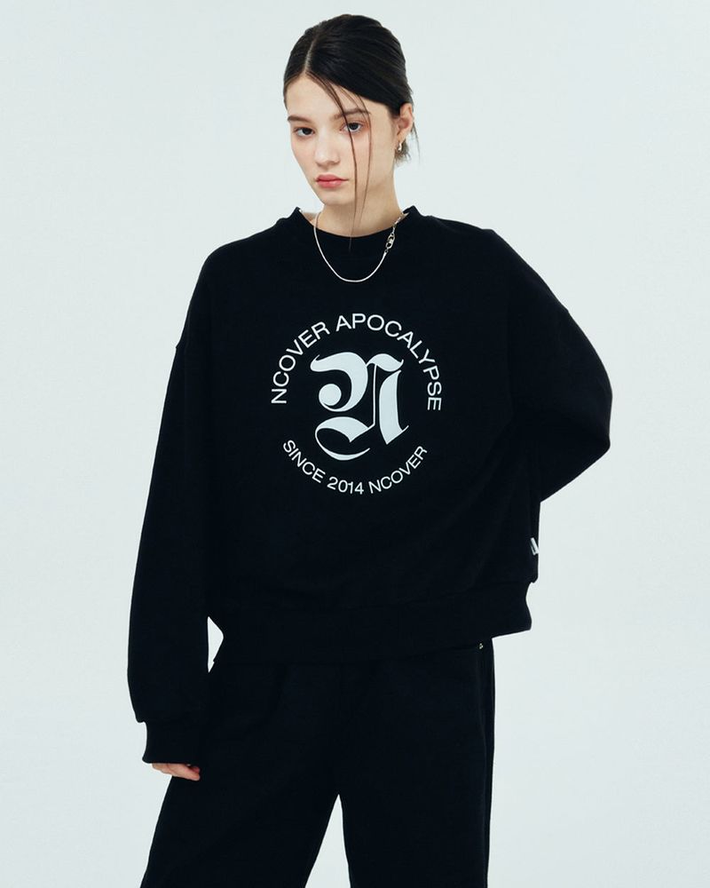 NCOVER(エンカバー)の「ROMAN TYPO LOGO SWEATSHIRT-BLACK(Tops)」