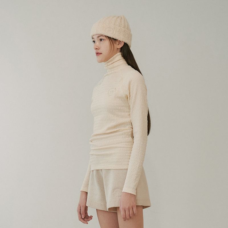 TMO BY 13MONTH(ティーエムオーバイサーティーンマンス)の「PLEATED TURTLE NECK TOP (IVORY)(Tops)」