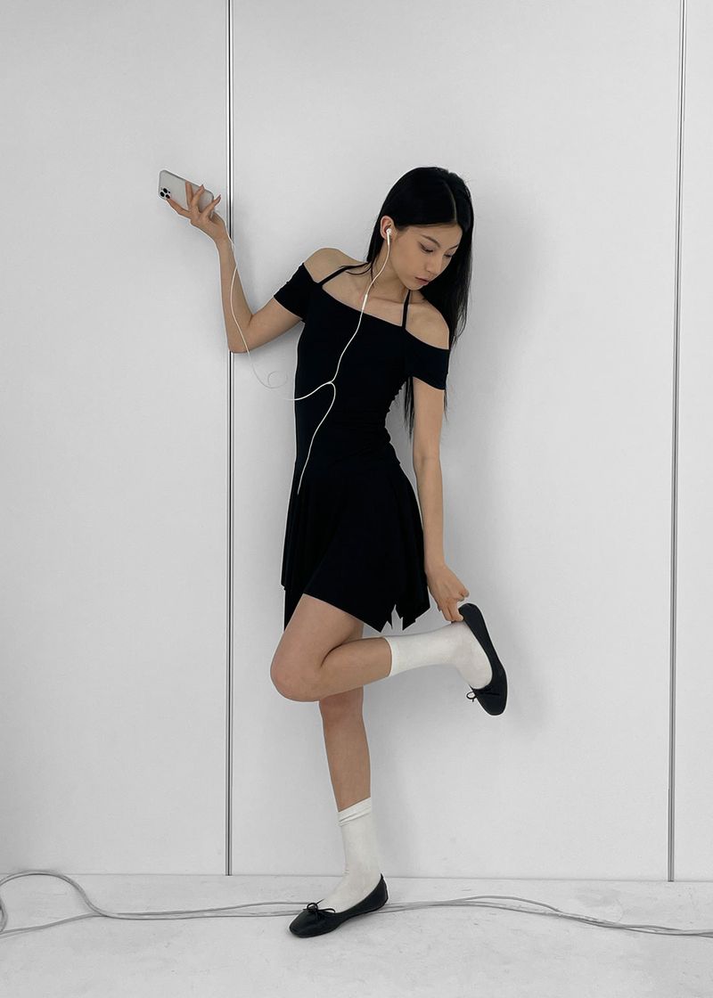 [MADE] Seriel off-shoulder dress