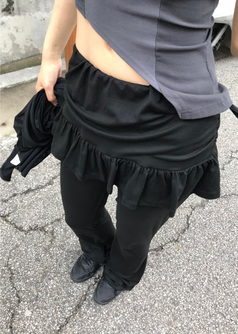 RUFFLE ON PANTS
