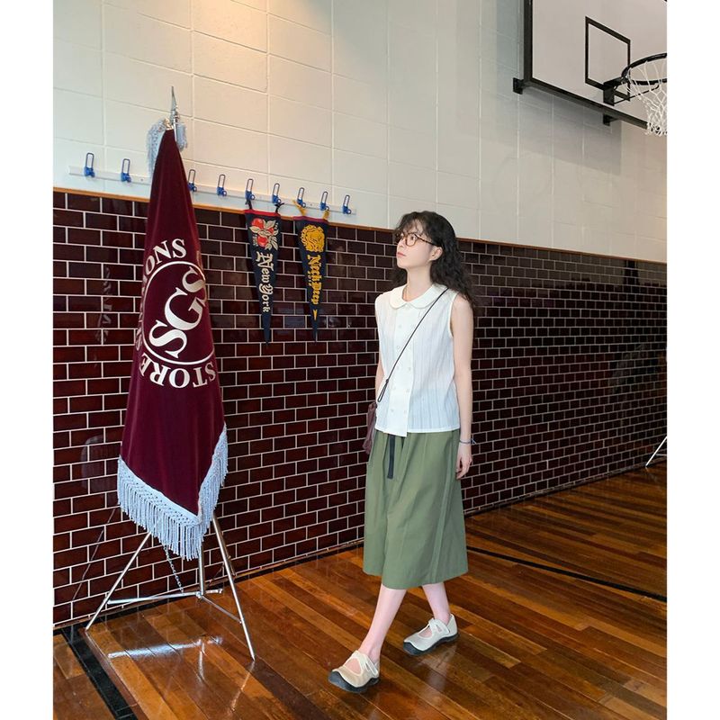 burring sleeveless blouse