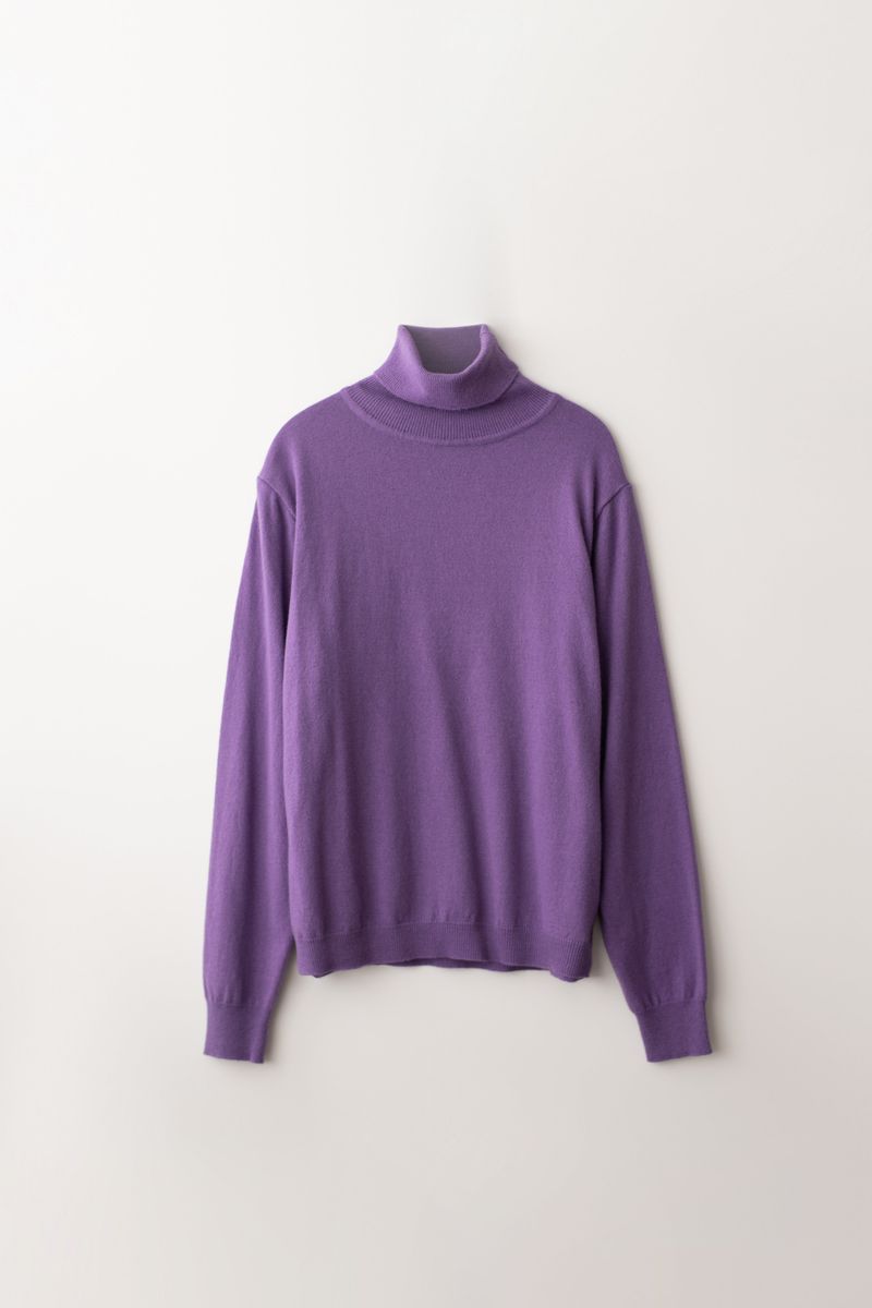 PLAT DU JOUR(プラドゥジュール)の「Cashmere turtle neck knit (Purple)(Tops)」
