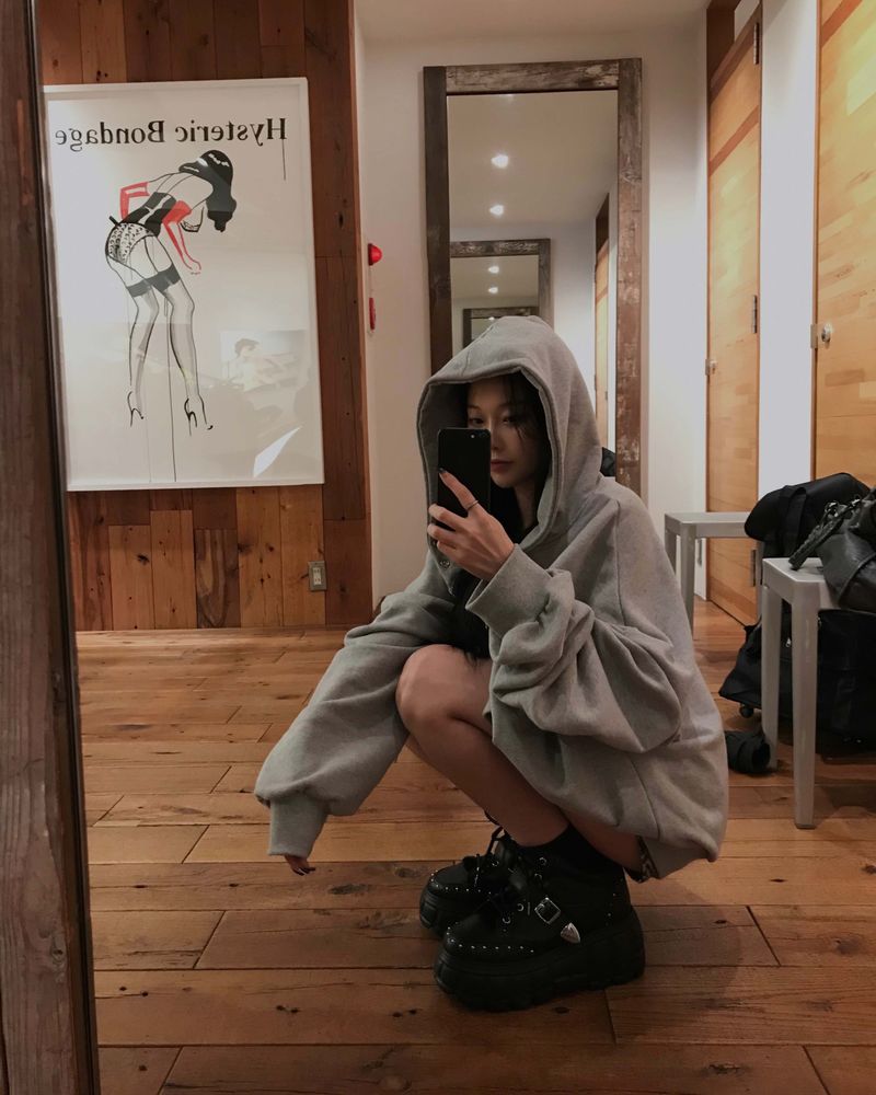 Deep hood jumper