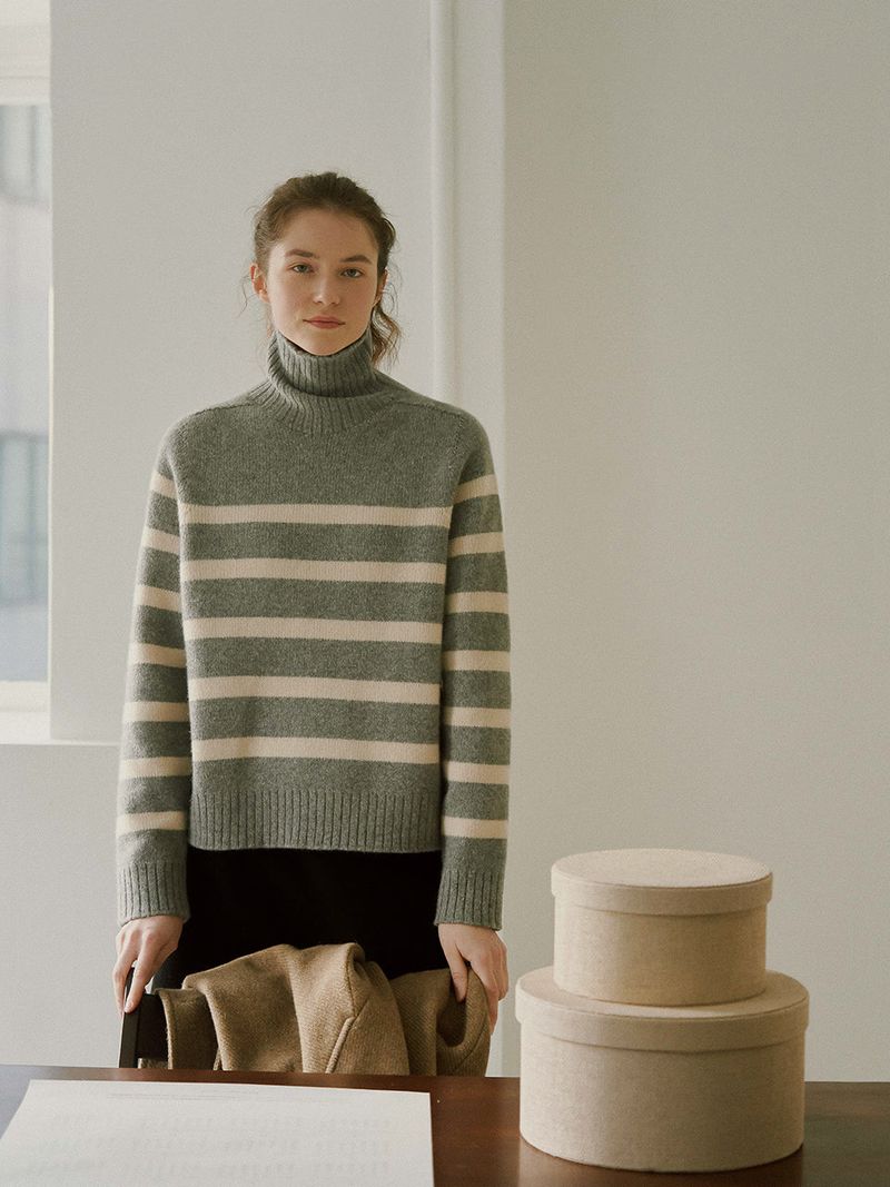 URAGO（ユラゴ）の「Stripe wool turtleneck（Tops）」