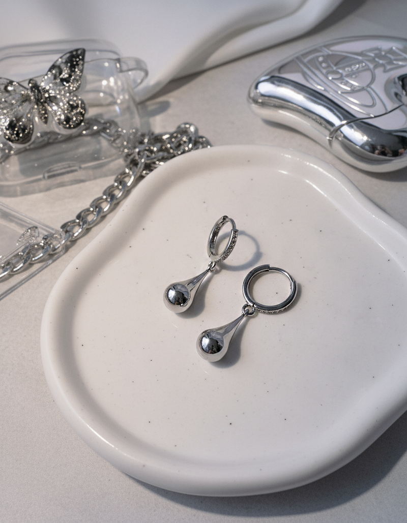[ITZY Yuna Piercing] メタリックウォータードロップハギーズピアス