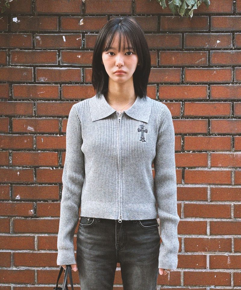 DAMISH（ダミッシュ）の「Gothic Cross Embroidery Knit Zip-Up_Gray（Tops）」