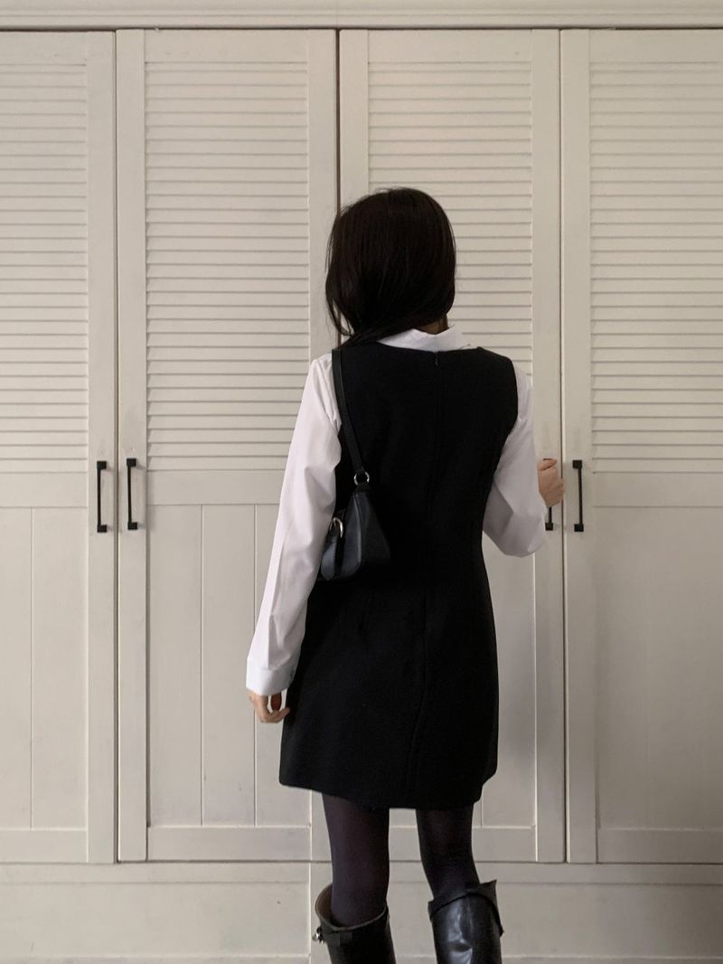 Classic Mae Simple Line Two-Pocket Mini Dress