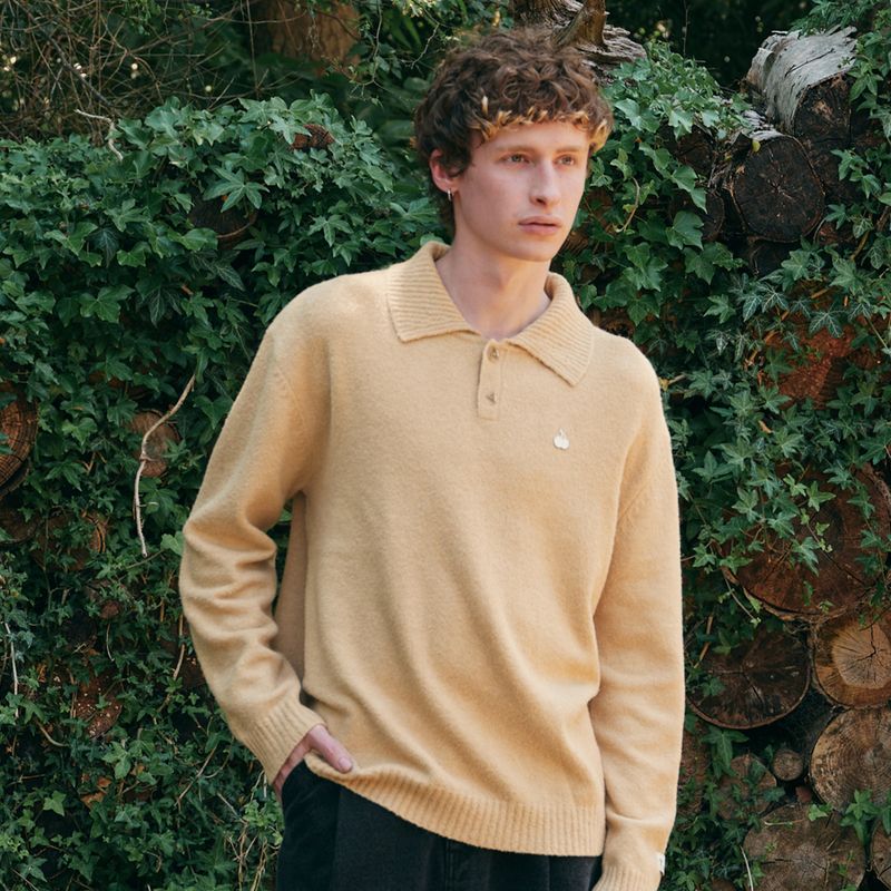 KIRSH（キルシー）の「MONO CHERRY MEN COLLAR KNIT[SAND]（Tops）」