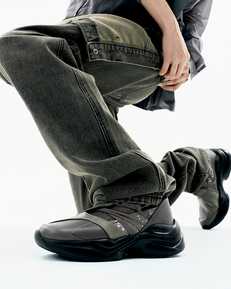 ojos（オホス）の「Strap Toe Sneakers / Stone Brown（Shoes）」