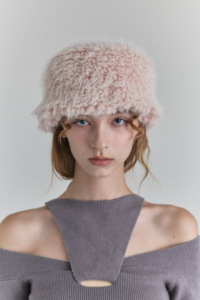 MEATEL HAT IN PINK WING