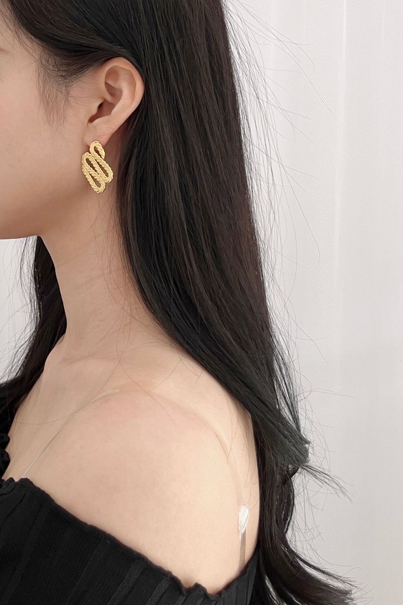 no.5 earring gold