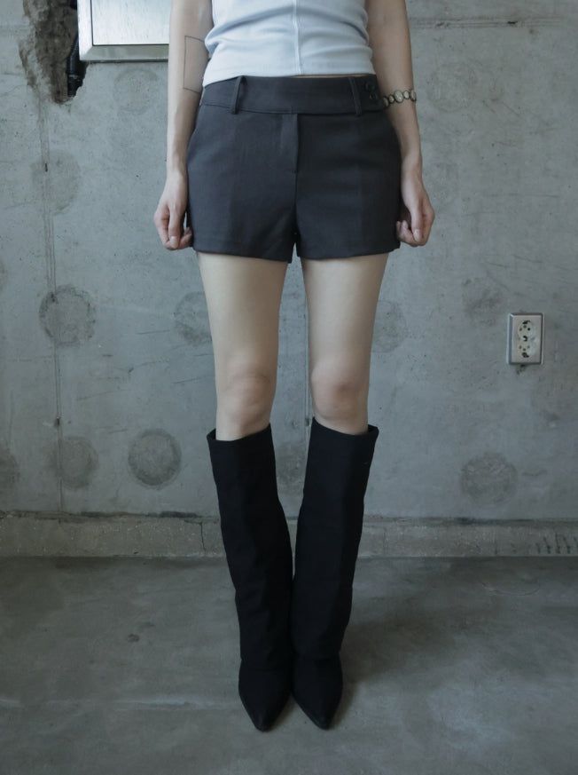 mnem（ムネム）の「Asheran Two-Button Low Shorts（Pants）」