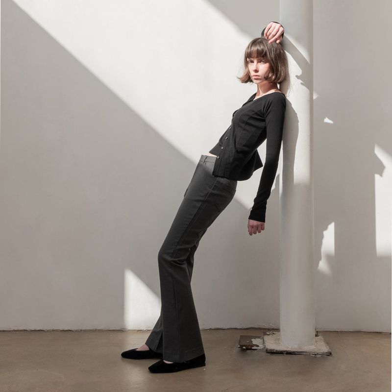 THEOHYOU（ザオユ）の「BOOTS-CUT SLACKS (GREY)（Pants）」