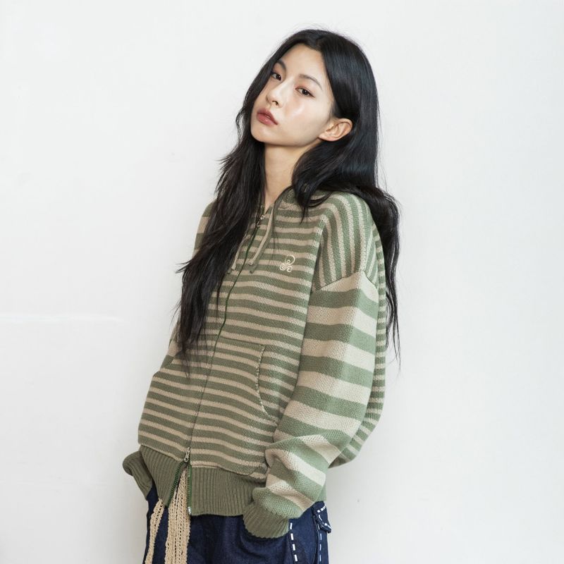 XTONZ（エクストンズ）の「 WXK008 Unbalance Stripe Knit Hood Zip Up (KHAKI)（Tops）」
