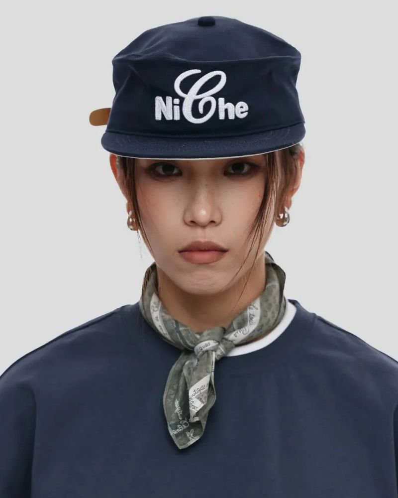 ZIPPER（ジッパー）の「6cRAyon x Niche 壁龛 ピルボックス帽 キャップ（Navy）（Hats）」
