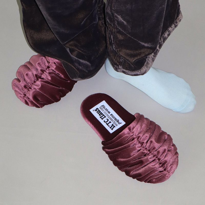 welcometoccc（ウェルカムシーシーシー）の「クロアシューズ (Warm purple) ルームシューズ（インテリア）」