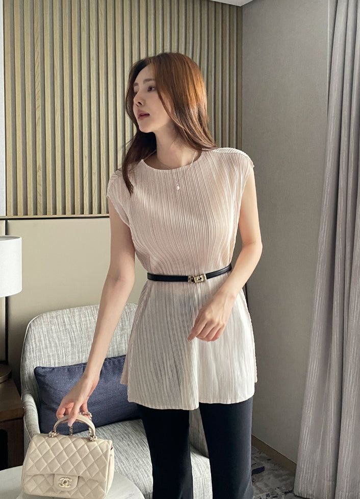 iam mari（アイアム マリ）の「Loel Cut Line Pleated Cap Sleeve Blouse（Tops）」