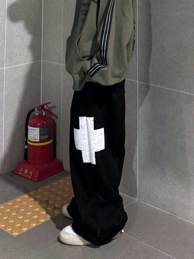crack cross jogger pants