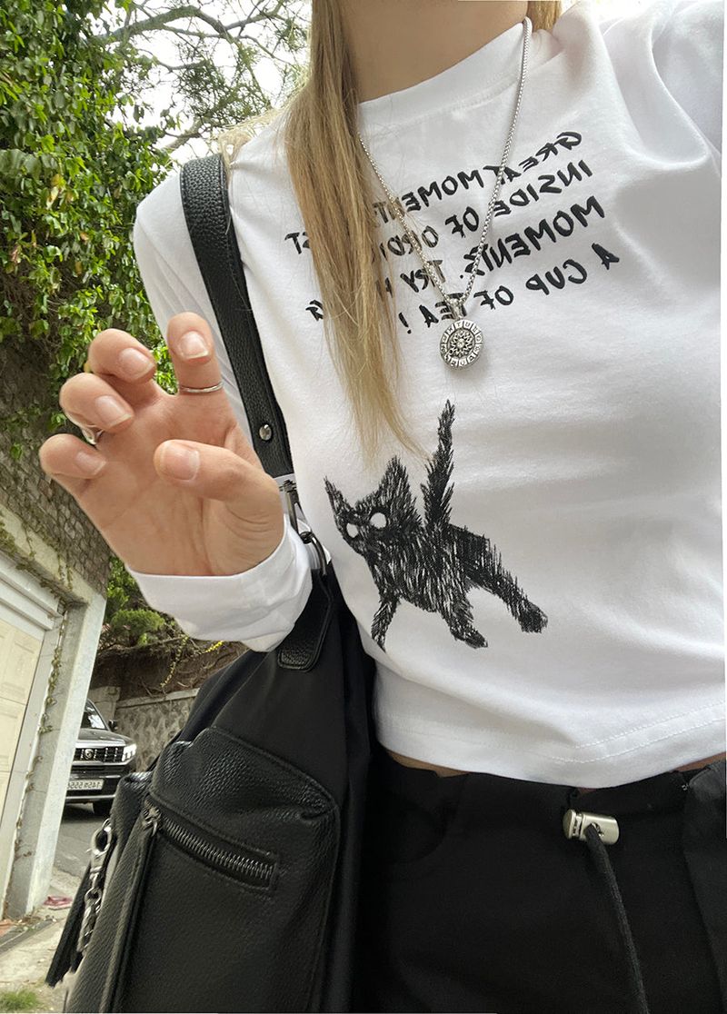 heenytsuki（ヒニツキ）の「Hip Cat Slim T-shirt（Tops）」