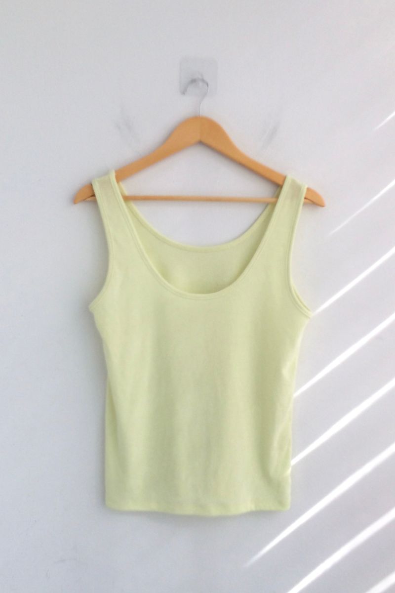 Natural fit color sleeveless